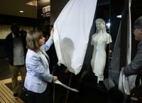 Greek President presents replica of Kore statue to Chile