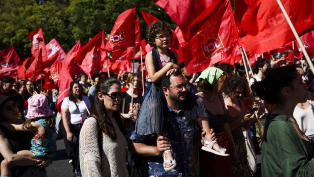 Πορτογαλία: 50 χρόνια από την «Επανάσταση των γαρυφάλλων» που έριξε τη δικτατορία