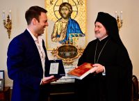 Κασσελάκης: «Όταν βαφτίστηκα, στο νερό σχηματίστηκε ένας σταυρός από λάδι» [vid]