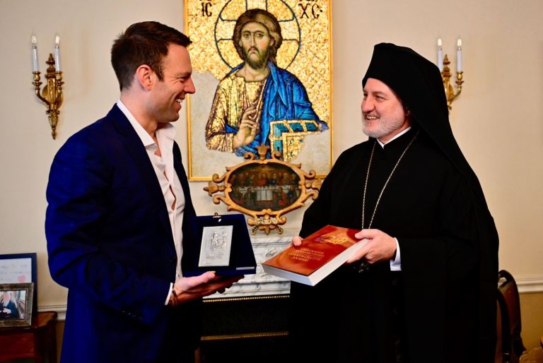 Κασσελάκης: «Όταν βαφτίστηκα, στο νερό σχηματίστηκε ένας σταυρός από λάδι» [vid]