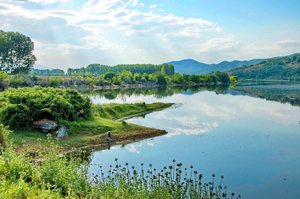 Spring mode on: Οι must-visit λίμνες που μοιάζουν ιδανικές για μία ανοιξιάτικη εξόρμηση