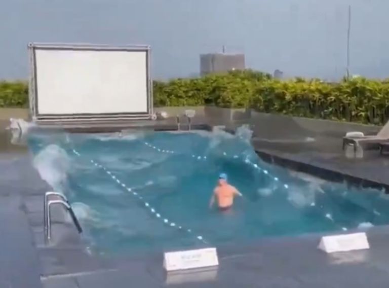 Tαϊβάν: Ατάραχος παραμένει κολυμβητής σε πισίνα, παρά τα κύματα που “σήκωσαν” τα 7,4 Ρίχτερ [vid]