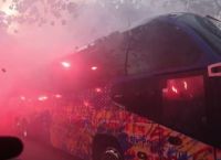 Barcelona: Οπαδοί της πέταξαν φωτοβολίδες στο πούλμαν της ομάδας τους