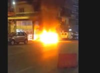 Πατήσια: Εμπρησμός δύο ΙΧ – Οι φλόγες έφτασαν μέχρι τον δεύτερο όροφο πολυκατοικίας [vid]