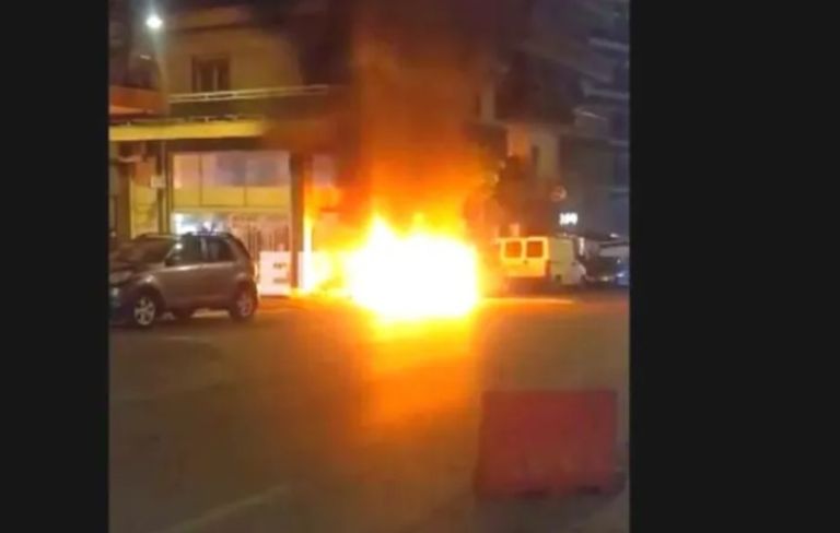 Πατήσια: Εμπρησμός δύο ΙΧ – Οι φλόγες έφτασαν μέχρι τον δεύτερο όροφο πολυκατοικίας [vid]