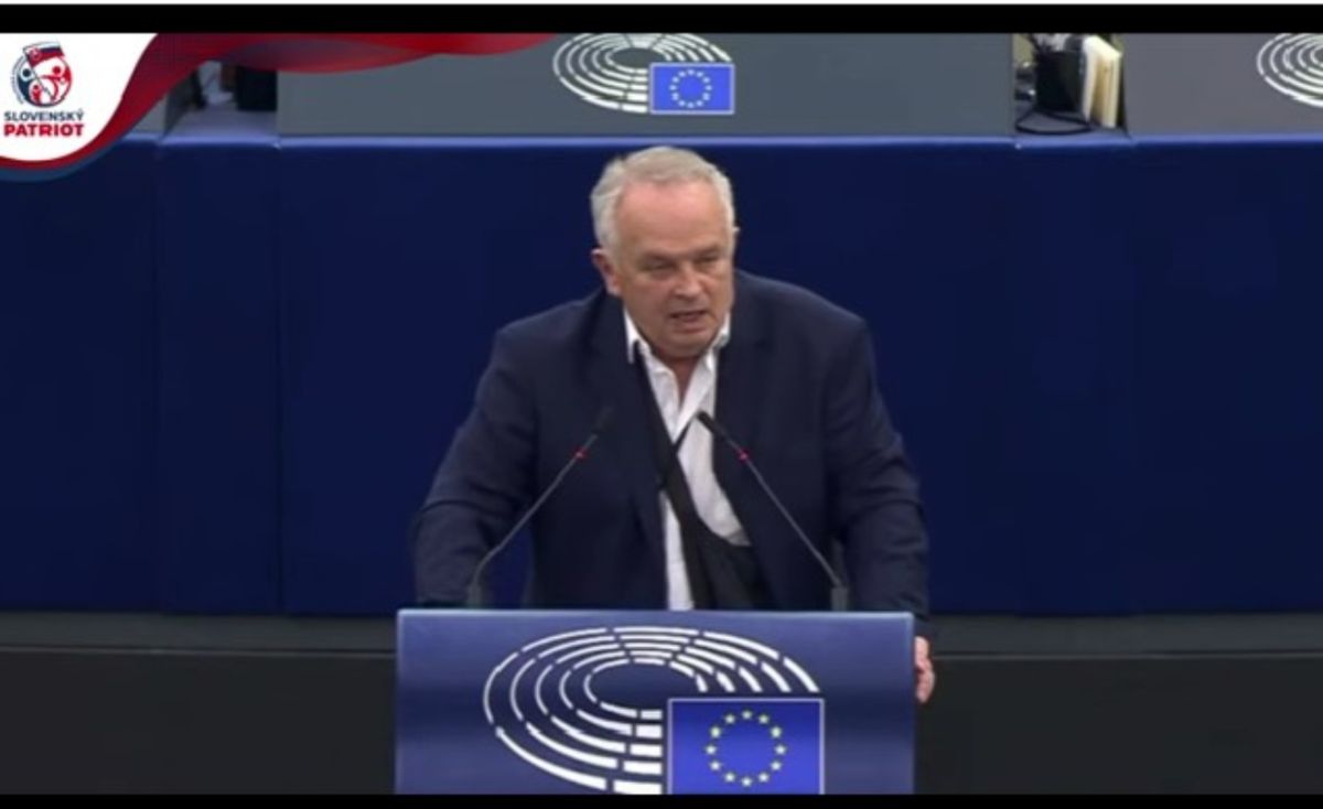 Αντιδράσεις για ευρωβουλευτή που απελευθέρωσε περιστέρι στο κοινοβούλιο ως «σύμβολο ειρήνης»