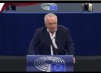 Αντιδράσεις για ευρωβουλευτή που απελευθέρωσε περιστέρι στο κοινοβούλιο ως «σύμβολο ειρήνης»