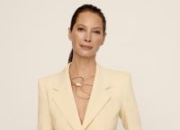 Christy Turlington: Αψηφά την ηλικία της και ποζάρει τόπλες στα 55 της