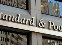 Τι σημαίνει η αναβάθμιση από τη Standard & Poor’s σε θετικό outlook για το ελληνικό αξιόχρεο