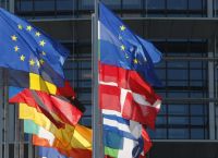 Politico: Θα αποκτήσει η Ευρωπαϊκή Ένωση Πολεμικό Προϋπολογισμό;