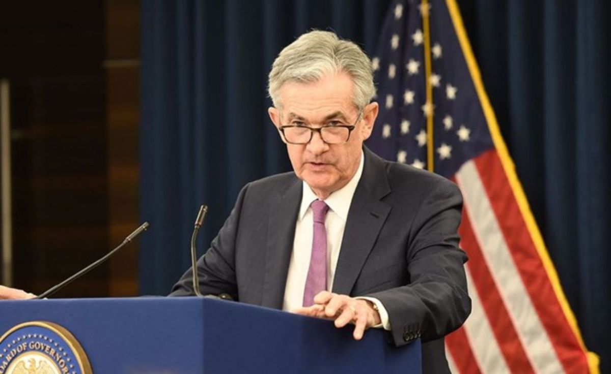 Fed: Η επιμονή του Πάουελ να διατηρήσει τα υψηλά 20ετίας και το στοίχημα των επενδυτών