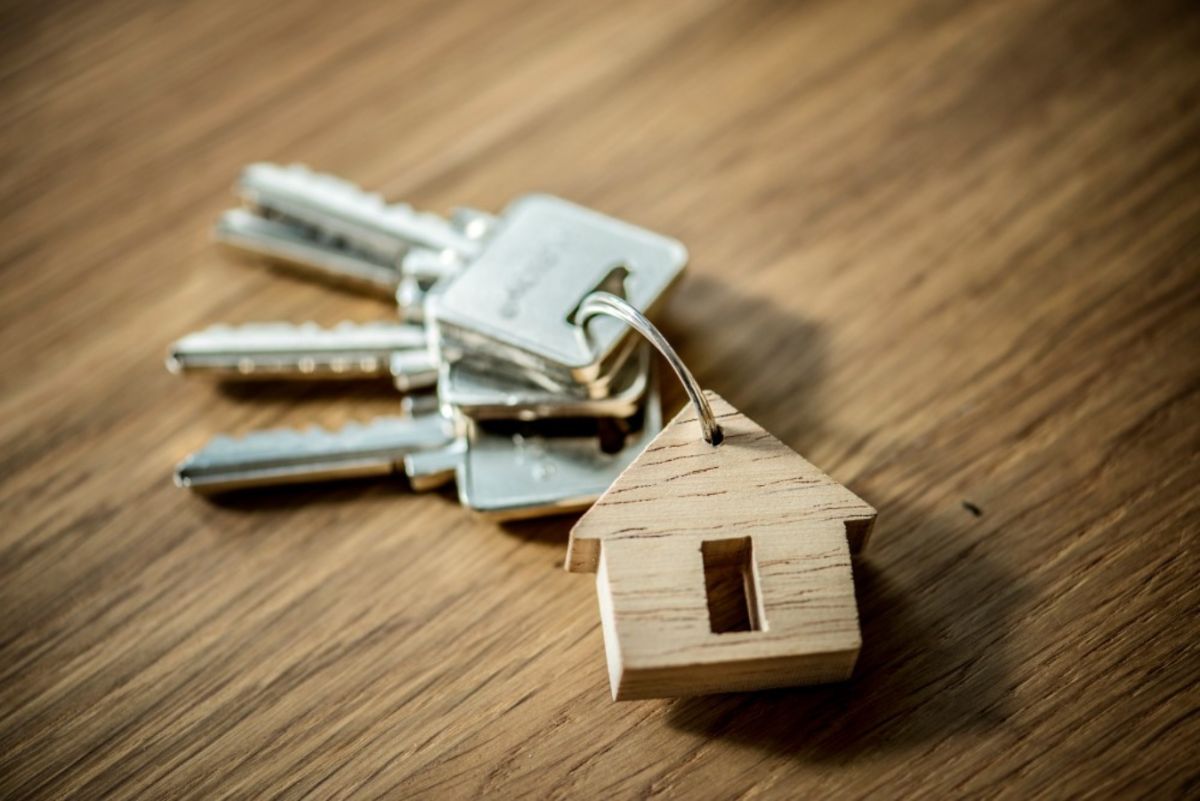 Πόσο χρεώνει η Airbnb τους οικοδεσπότες;