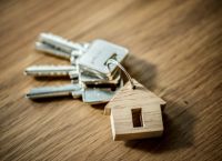 Πόσο χρεώνει η Airbnb τους οικοδεσπότες;