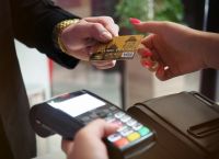 Γλιτώνουν την κατάσχεση λογαριασμών με «όπλο» τις πιστωτικές κάρτες