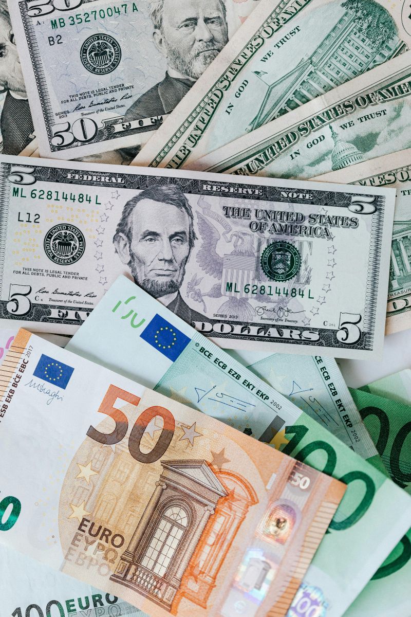 Ευρώ: Ενισχύεται 0,26% έναντι του δολαρίου, στο 1,0684