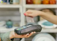 POS: Για ποιες αγορές έως 10 ευρώ «κουρεύονται» οι τραπεζικές προμήθειες