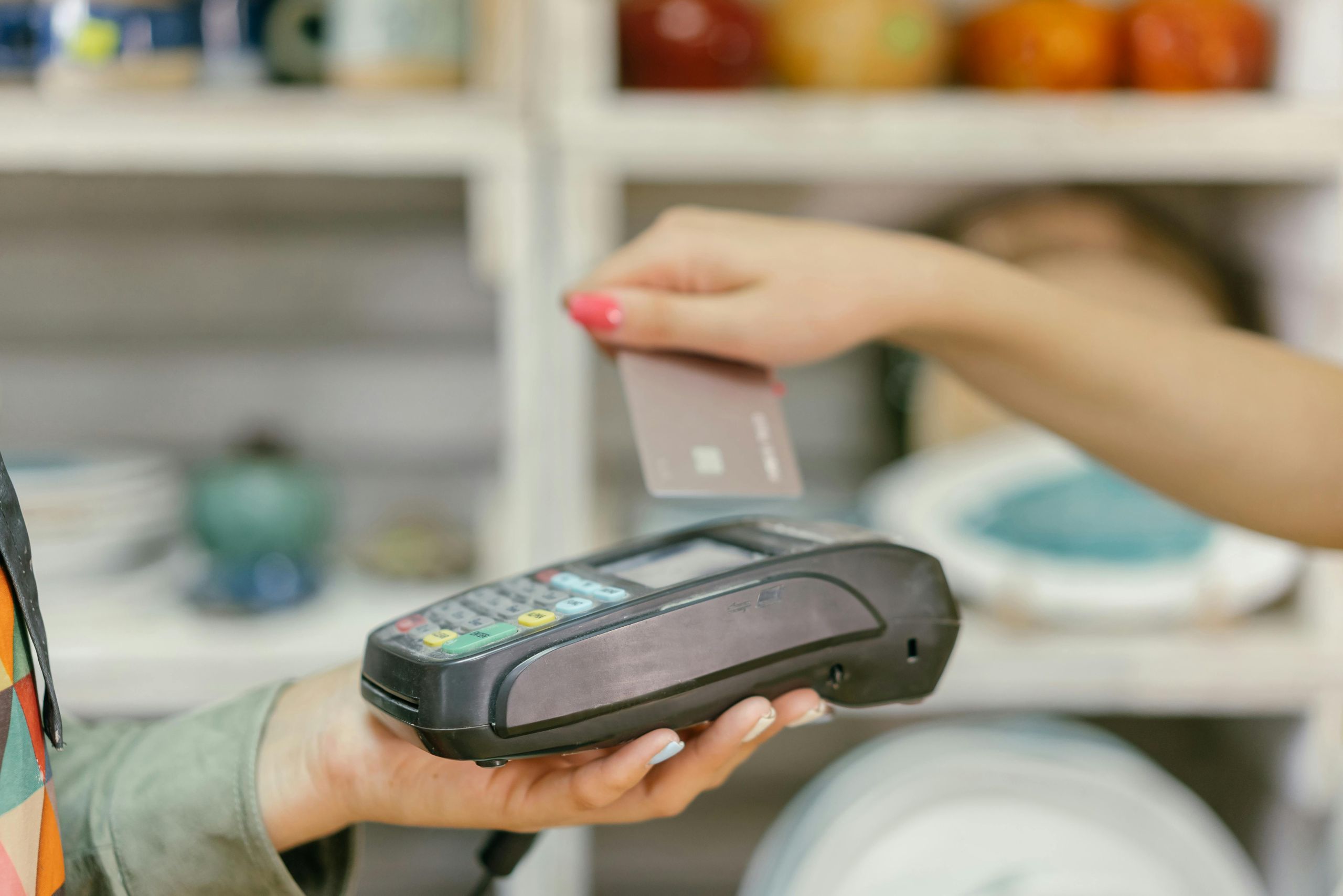 POS: Για ποιες αγορές έως 10 ευρώ «κουρεύονται» οι τραπεζικές προμήθειες