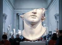 Οι Financial Times εξηγούν το «ελληνικό παράδοξο»: Ισχυρή ανάπτυξη, μείωση χρέους αλλά οι Έλληνες φτωχαίνουν