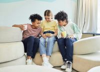 ΟΟΣΑ: Κόφτη στη μια ώρα για τη χρήση smartphones από τους μαθητές βάζει μελέτη