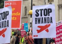 Guardian: Σε «τροχιά σύγκρουσης» Ιρλανδία και Βρετανία για το μεταναστευτικό