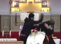 Σίδνεϊ: Επίθεση με μαχαίρι σε ιερέα πυροδοτεί ταραχές – Χάος έξω από εκκλησία [vid]