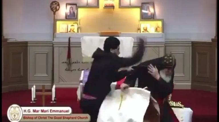 Σίδνεϊ: Επίθεση με μαχαίρι σε ιερέα πυροδοτεί ταραχές – Χάος έξω από εκκλησία [vid]