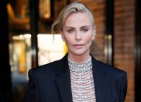 Charlize Theron: Στιλάτη, μαζί με την κόρη της August στο show του οίκου Dior