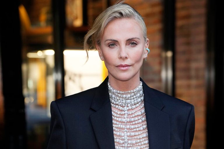 Charlize Theron: Στιλάτη, μαζί με την κόρη της August στο show του οίκου Dior