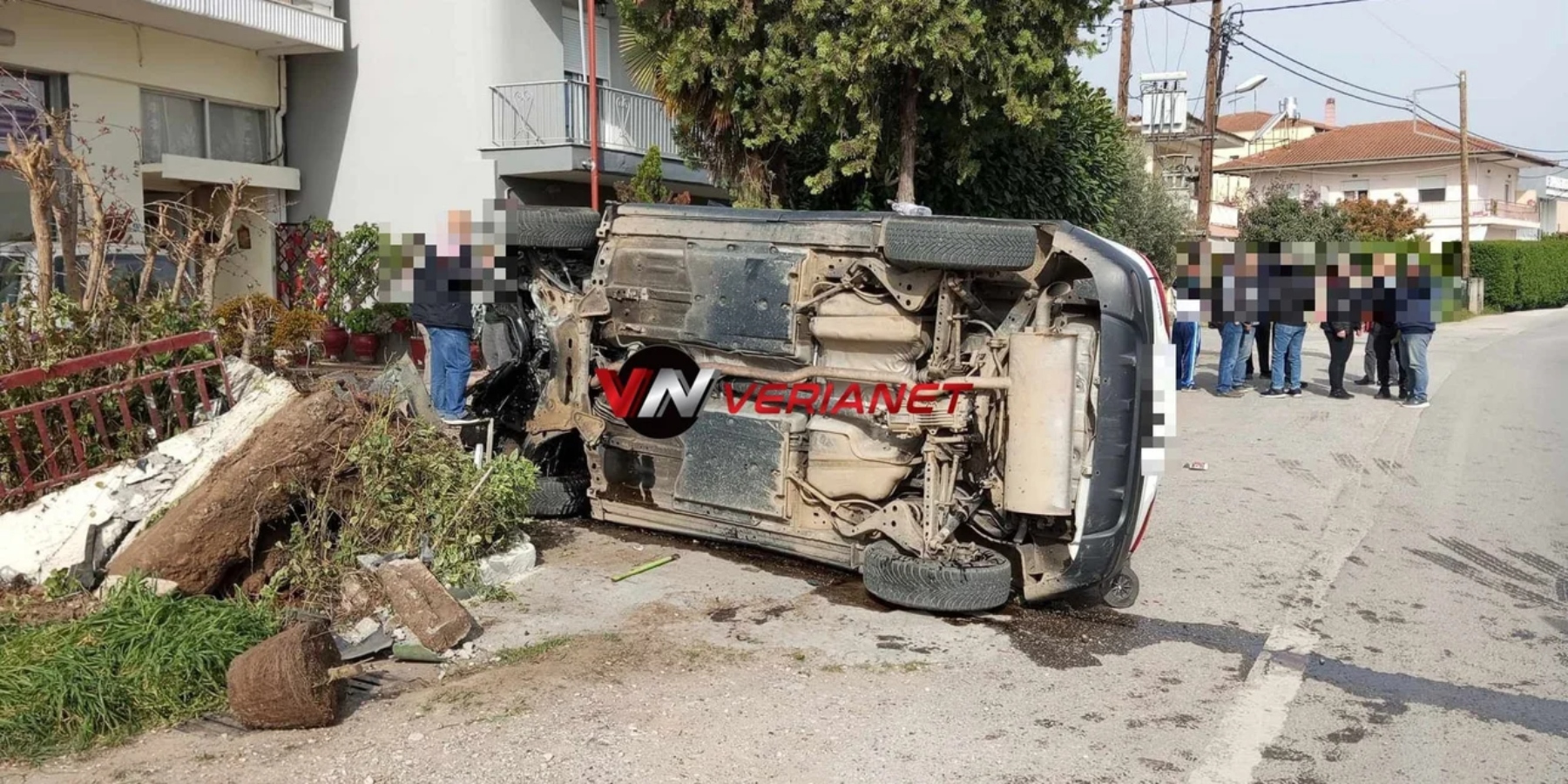 Βέροια: ΙΧ έπεσε πάνω σε στάση λεωφορείου -Νεκρές δύο γυναίκες, 20 και 68 ετών