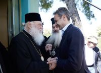 Ιερή ανακωχή κηρύσσουν Αρχιεπίσκοπος και Μητσοτάκης