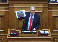 Το φάντασμα του λαϊκισμού: Από τις συντάξεις Βελόπουλου στα βαπτίσια Κασσελάκη