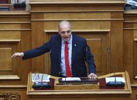 Άνω κάτω η ακροδεξιά πολυκατοικία