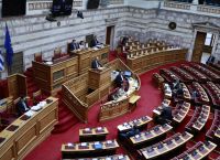 Μαίνεται η πολιτική κόντρα για το νομικό πλαίσιο της γυναικοκτονίας