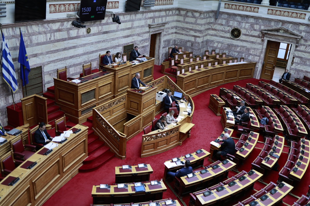 Μαίνεται η πολιτική κόντρα για το νομικό πλαίσιο της γυναικοκτονίας