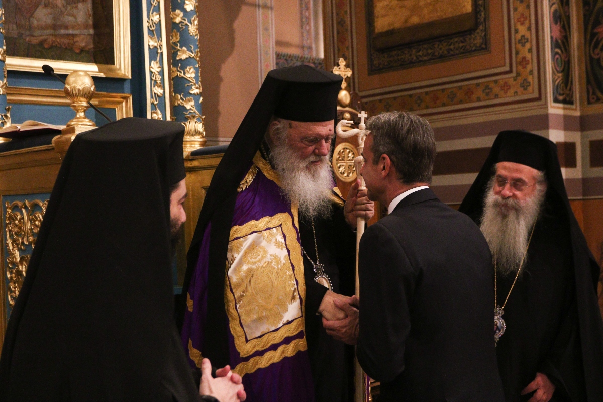 Θερμή χειραψία Ιερώνυμου και πρωθυπουργού