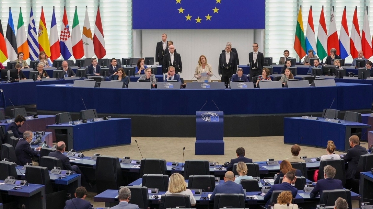 Ευρωεκλογές: Πώς μοιράζονται τα κόμματα τις έδρες με βάση τις δημοσκοπήσεις