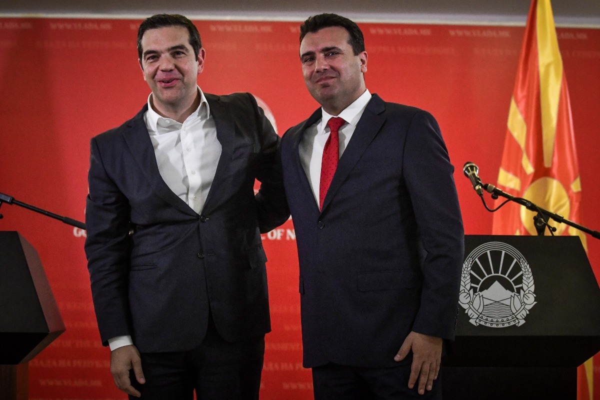 Ο Τσίπρας υψώνει τη σημαία της Συμφωνίας των Πρεσπών