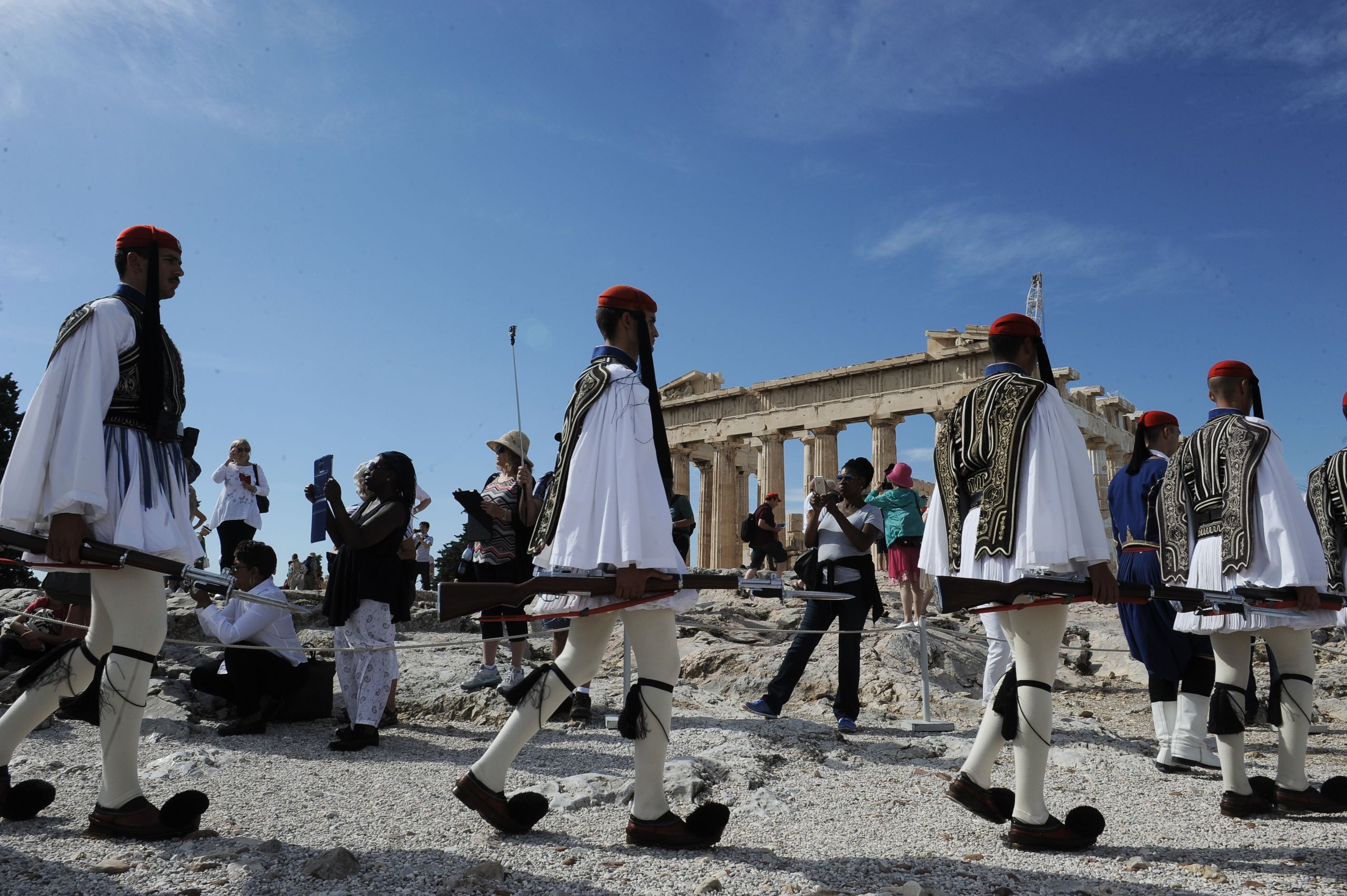 Κατεπείγουσα ερώτηση ΣΥΡΙΖΑ στη Μενδώνη για τις χλαμύδες στην Ακρόπολη