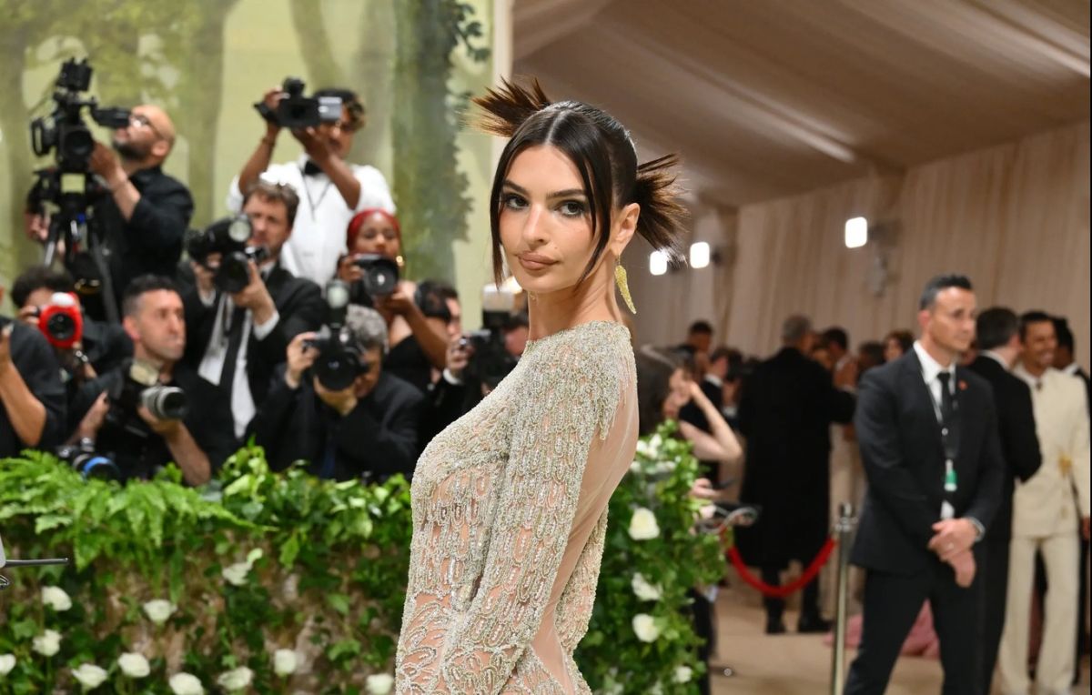 Εμφάνιση σοκ της Έμιλι Ραταϊκόφσκι στο Met Gala