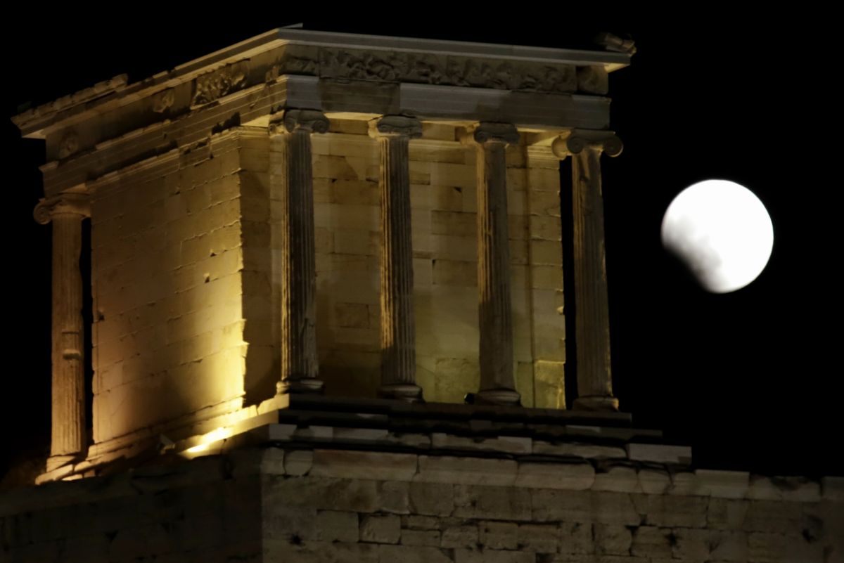 Πανσέληνος Μαΐου 2024: Εντυπωσιακές φωτογραφίες από το «Φεγγάρι των Λουλουδιών»