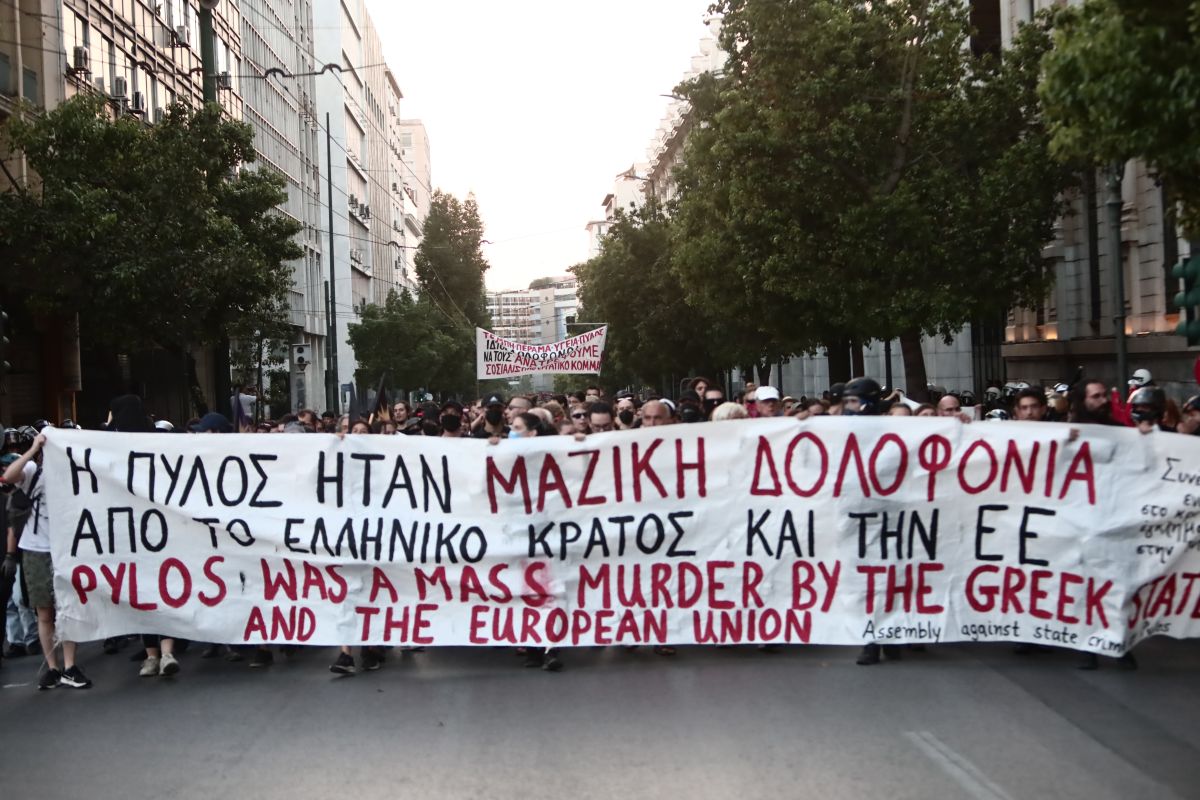 Ναυάγιο στην Πύλο: Επίθεση ΜΑΤ σε διαδηλωτές – Τραυματίες και συλλήψεις – 9 επιζήσαντες στο εδώλιο