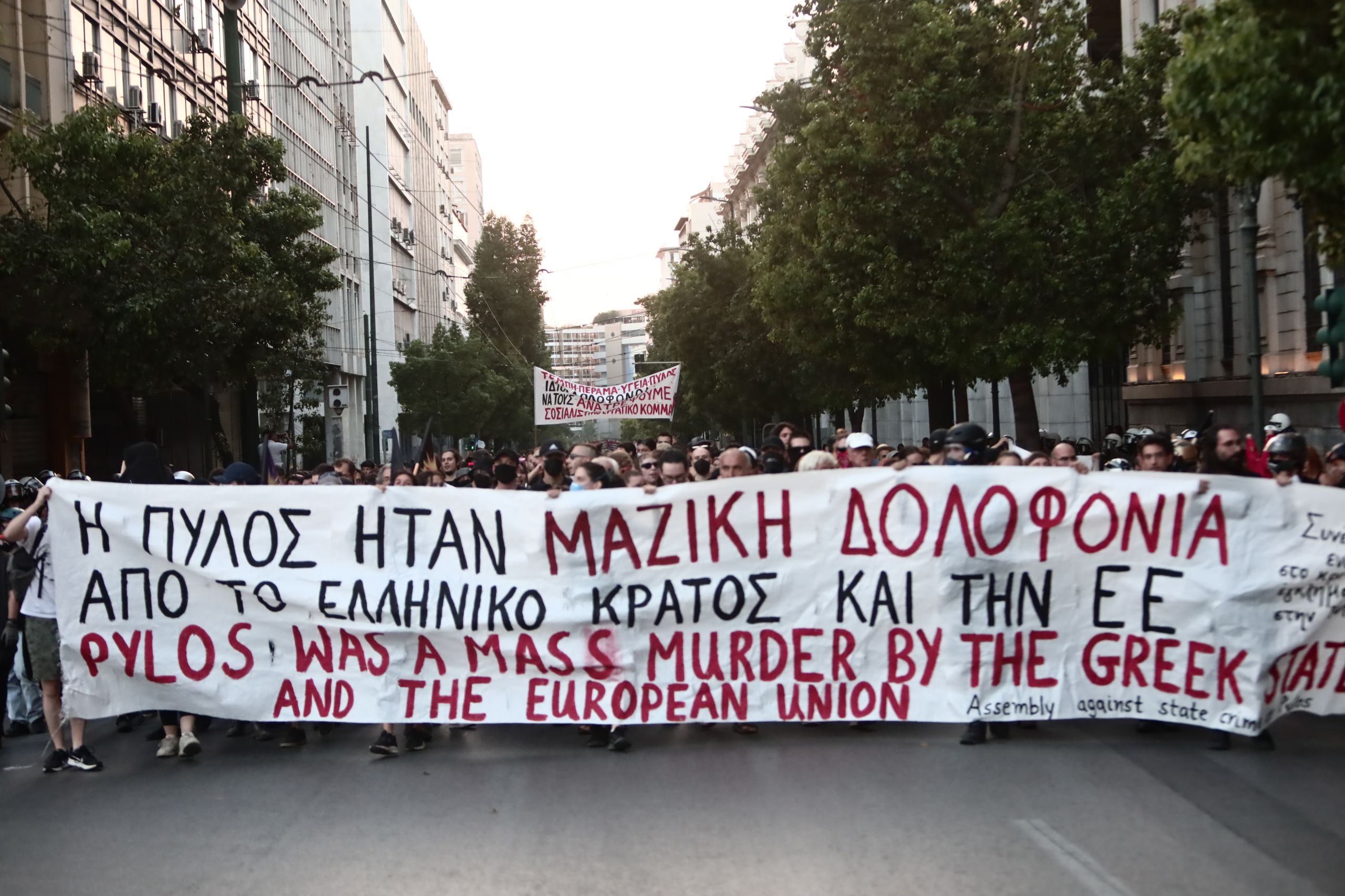 Ναυάγιο στην Πύλο: Επίθεση ΜΑΤ σε διαδηλωτές – Τραυματίες και συλλήψεις – 9 επιζήσαντες στο εδώλιο