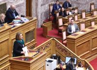 Κόντρα Ντόρας Μπακογιάννη – ΣΥΡΙΖΑ για τη Βόρεια Μακεδονία: «Εμείς δεν είμαστε ρεμπεσκέδες»