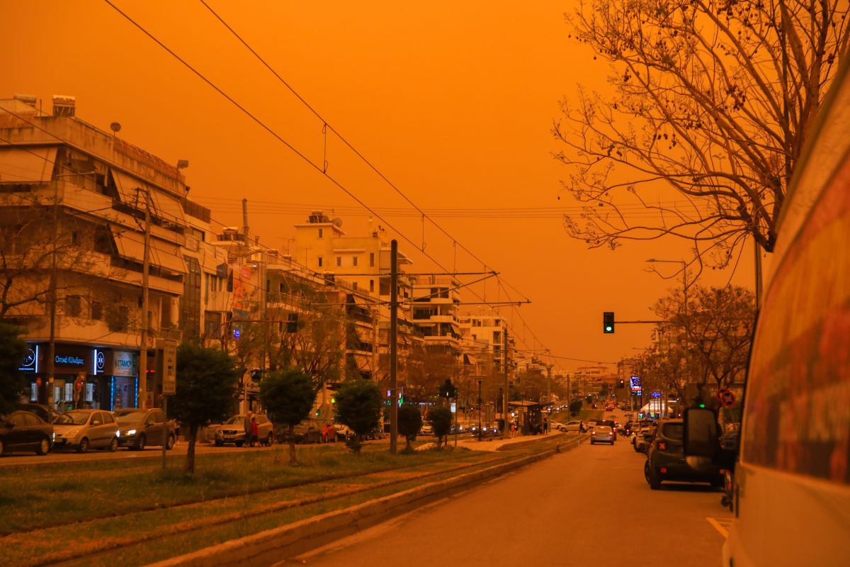 Καιρός: «Κοκτέιλ» με «υποτροπικό αεροχείμαρρο», 35αρια & αφρικανική σκόνη