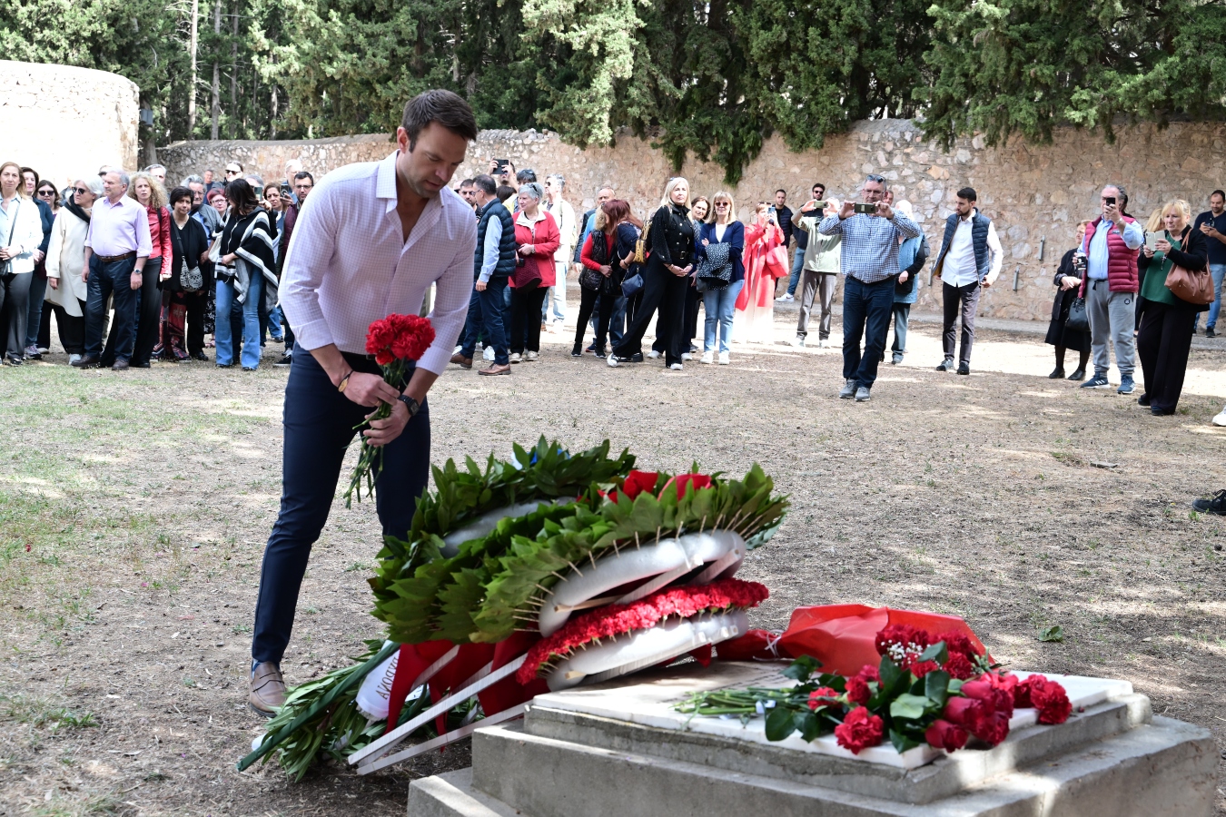Κασσελάκης: Στο Σκοπευτήριο της Καισαριανής για την Πρωτομαγιά – Κατέθεσε στεφάνι