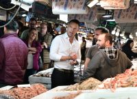 Επίσκεψη” Στέφανου Κασσελάκη στη Βαρβάκειο Αγορά – Συνομίλησε με εμπόρους και καταναλωτές