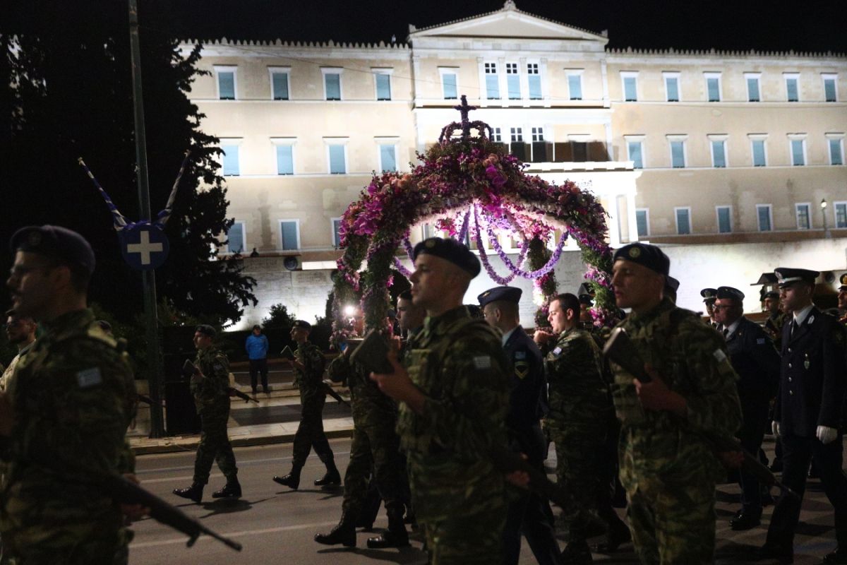 Μεγάλη Παρασκευή: Σε κλίμα κατάνυξης πραγματοποιήθηκε η περιφορά του Επιταφίου στη Μητρόπολη Αθηνών