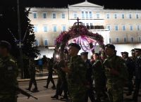 Μεγάλη Παρασκευή: Σε κλίμα κατάνυξης πραγματοποιήθηκε η περιφορά του Επιταφίου στη Μητρόπολη Αθηνών