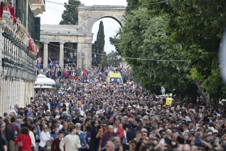 Απίστευτο σκηνικό στην Κέρκυρα: Της έριξαν τον Μπότη στο κεφάλι και κατέληξε νοσοκομείο [vid]