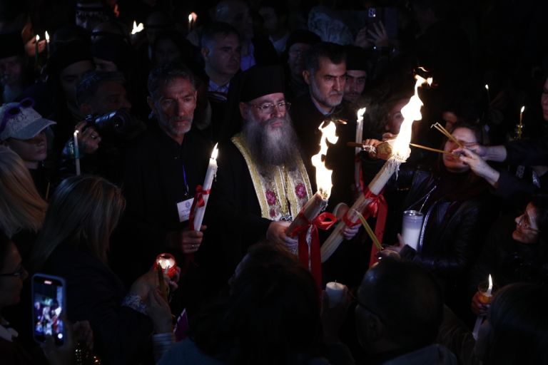 Ανάσταση: Στο Μετόχι του Παναγίου Τάφου στην Πλάκα το Άγιο Φως [vid]